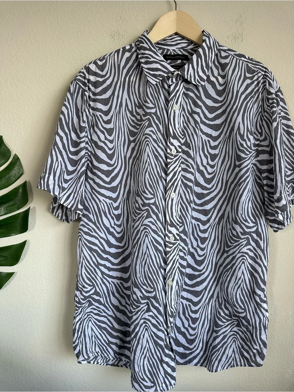 Banana Republic Men’s Cotton Zebra Print Short Sleeve Button Down Shirt